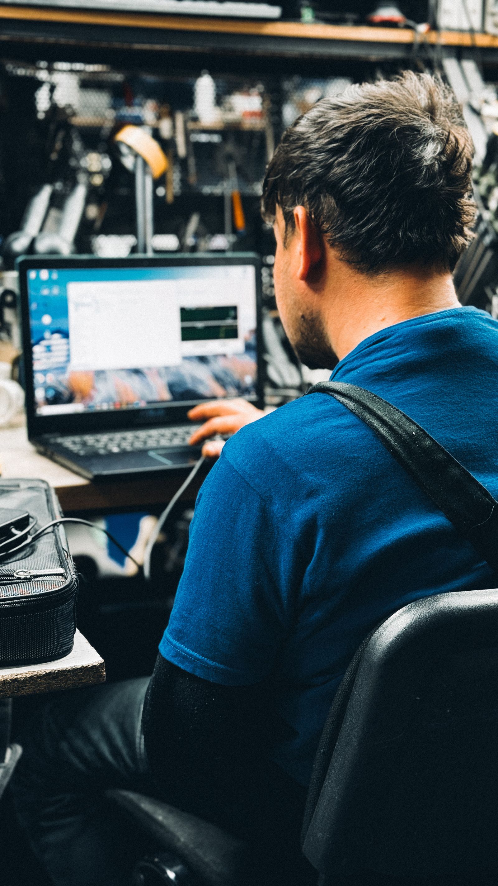 Technicien testant un ordinateur portable avec des outils