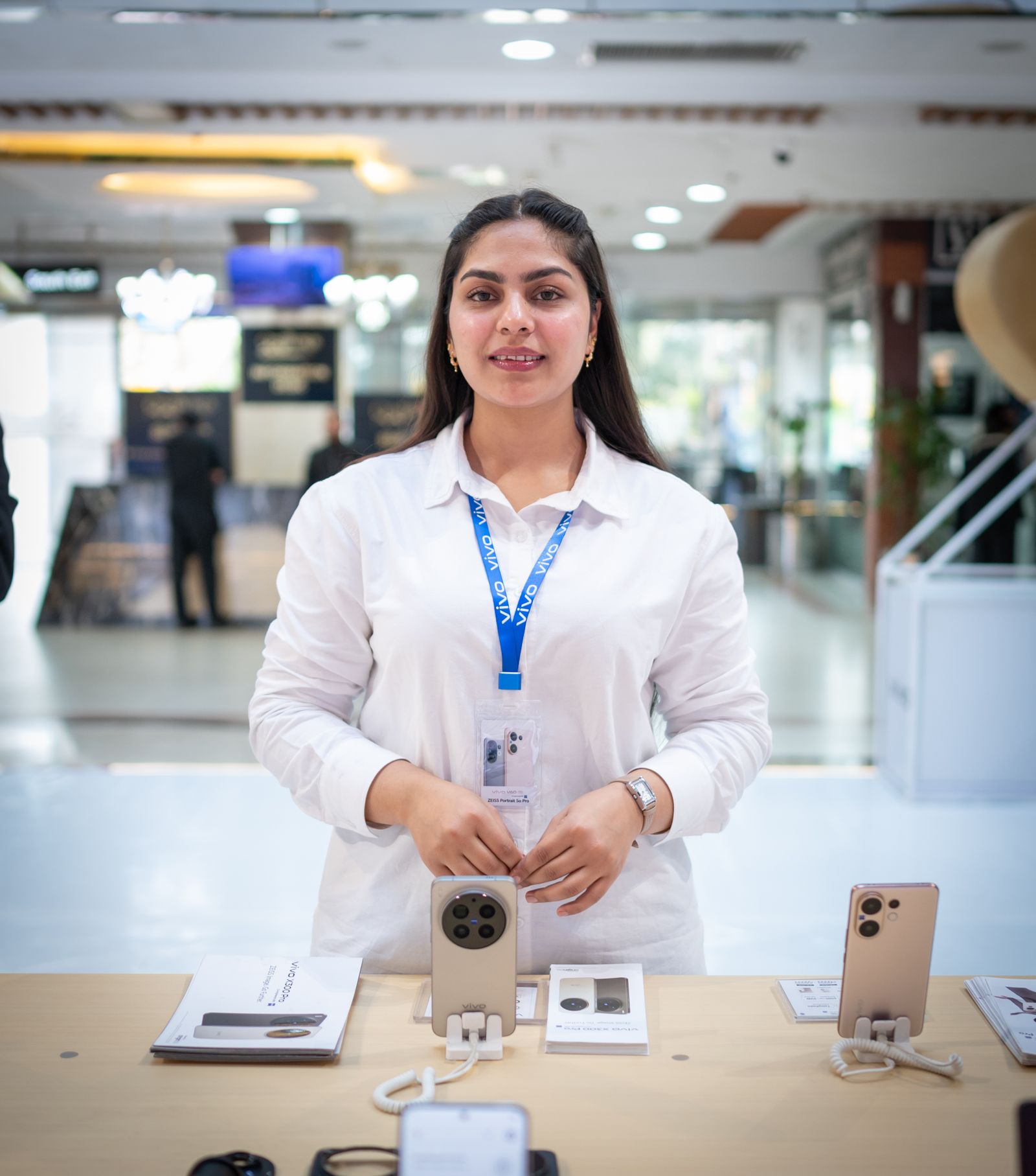 Vendeuse presentant un smartphone en boutique