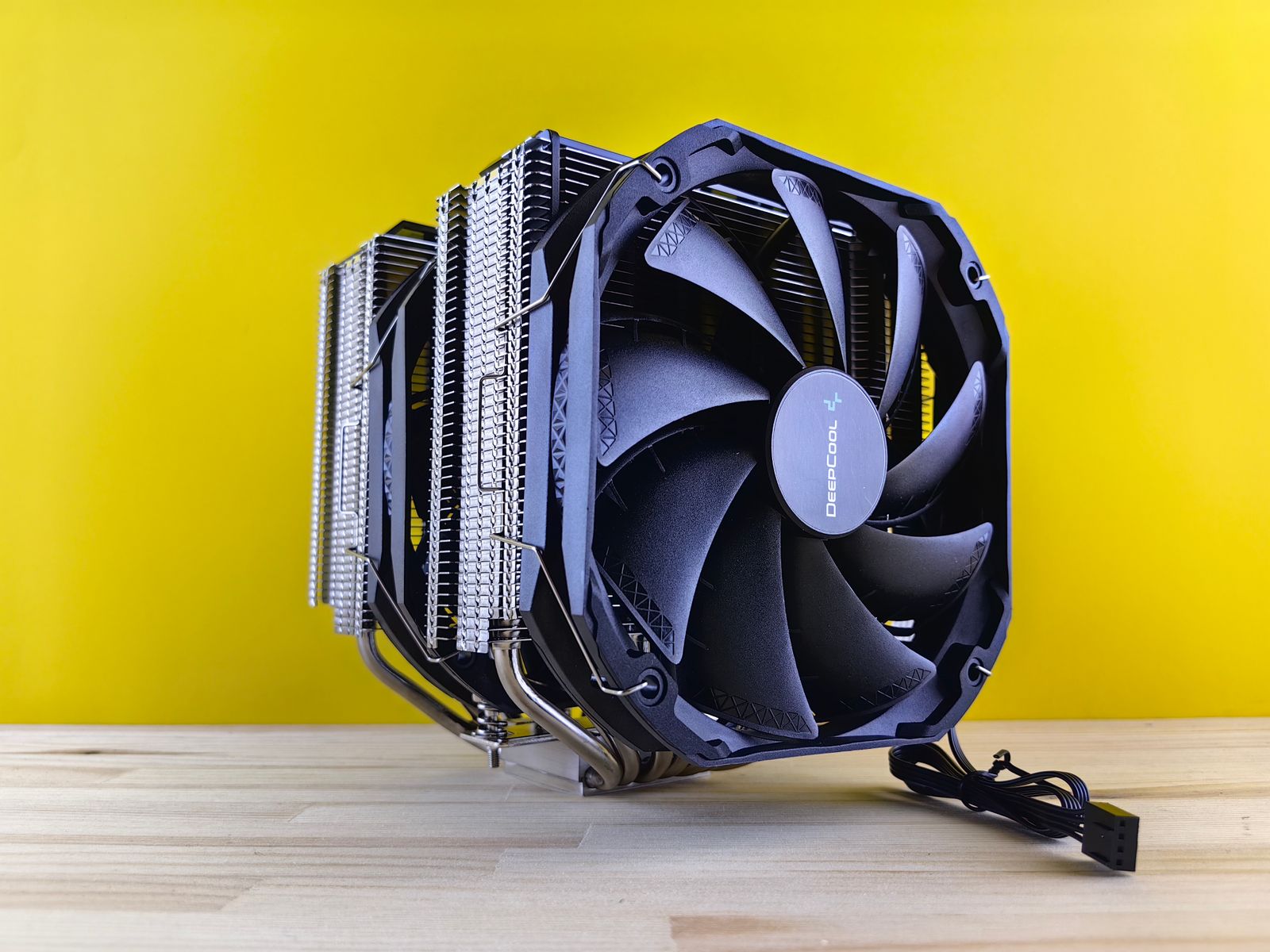 Ventilateur de refroidissement avec dissipateur thermique